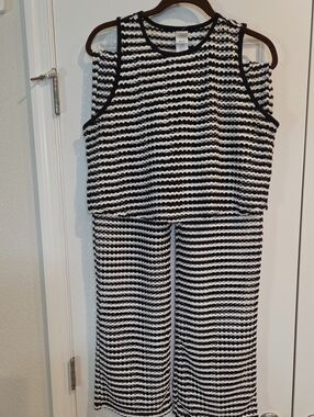 Time and Tru Black and White Striped Wide Leg Two Piece Set